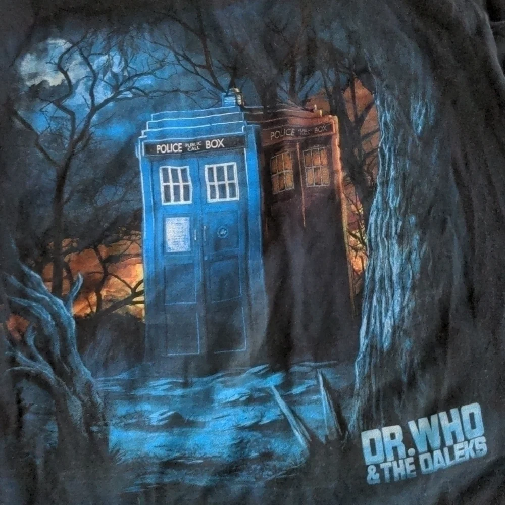 𝅺dr. Who & the Daleks graphic tee size small